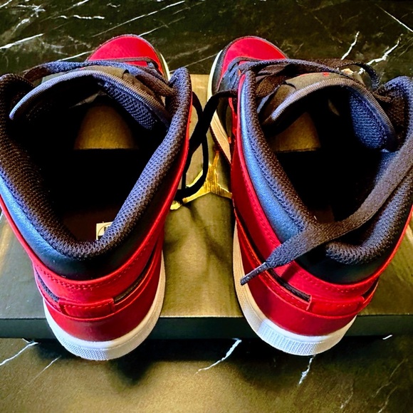 Nike shoes (Big Girls) - Picture 2 of 10